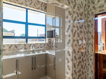 5 Bedroom Flat & Apartment