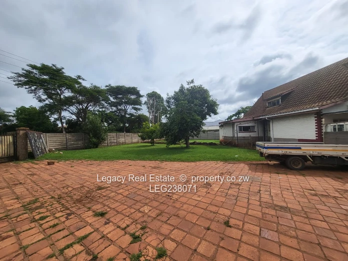 Prime 3,200sqm Stand with House & Staff Quarters