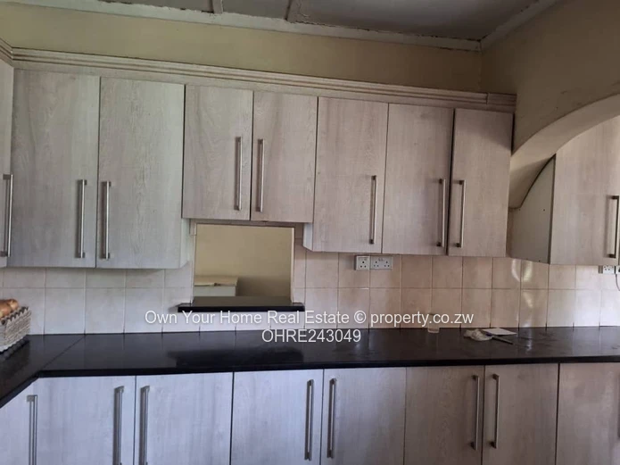 Marlborough 4-Bed on 3950m² — Pool, Borehole & Water Tank