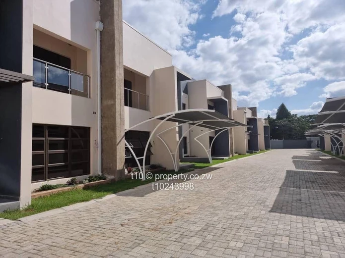 Townhouse to rent in Greencroft 