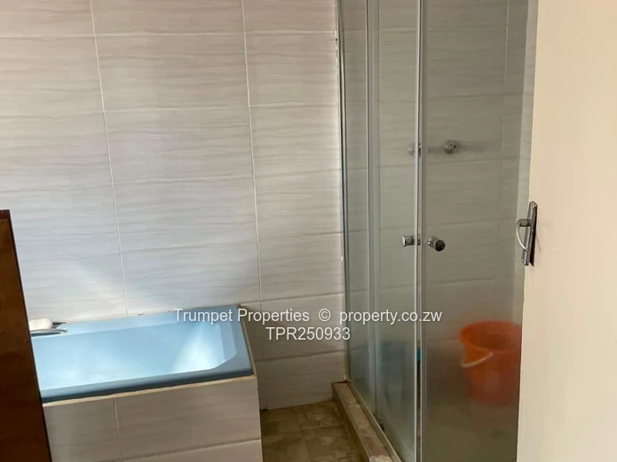 Monavale 4-Bed: Main En Suite, Sleek Kitchen & Garage