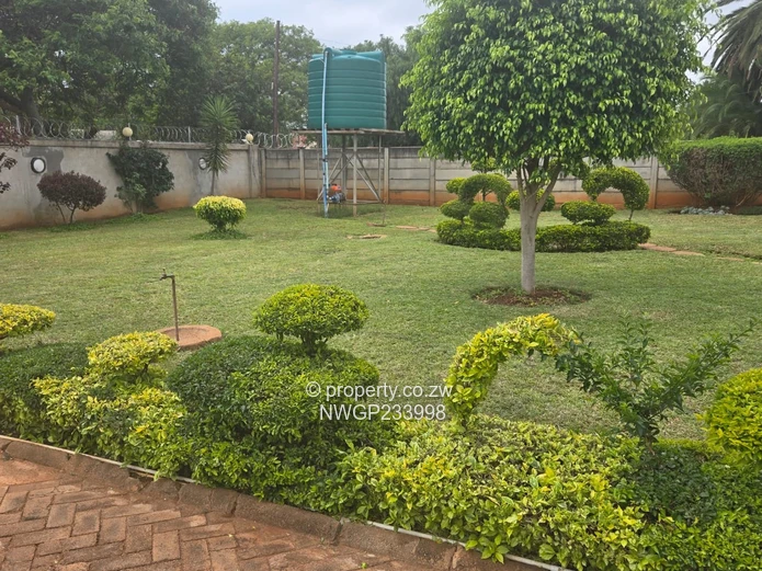 Montrose, Bulawayo South — 3-Bed House on 1600m² with Pool & Borehole