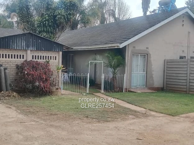 Alexandra Park - 4BR Family Home, Pool & Borehole