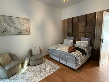 4 Bedroom Flat & Apartment