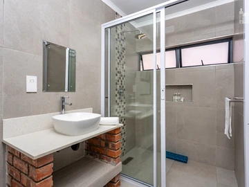 2 Bedroom Flat & Apartment