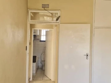 2 Bedroom Flat & Apartment