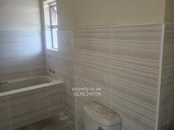 Refurbished 2-Bed Flat Ashdown Park — Tiled Bath & Wardrobe