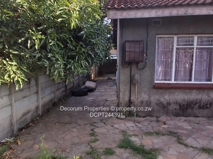 Cozy 4-bed with paved yard in Zimre Park