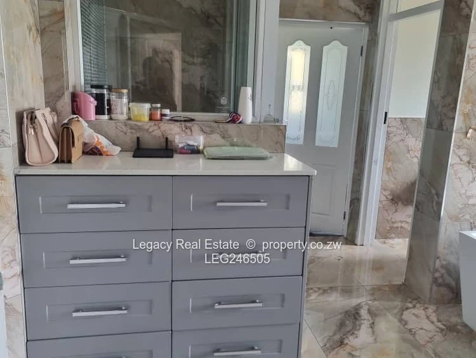 High-End Helesvale Home With Gym & Borehole.