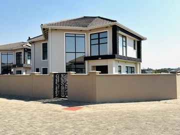 4 Bedroom Flat & Apartment