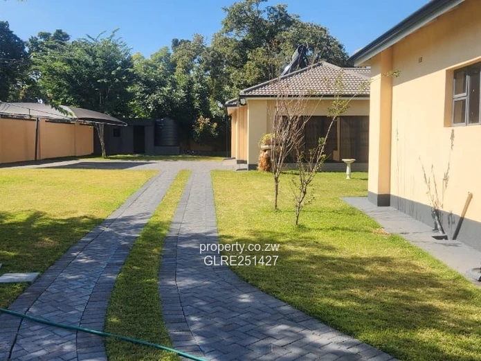 Elegant 4-Bed Gletwin Park Home — 2800m² with Solar