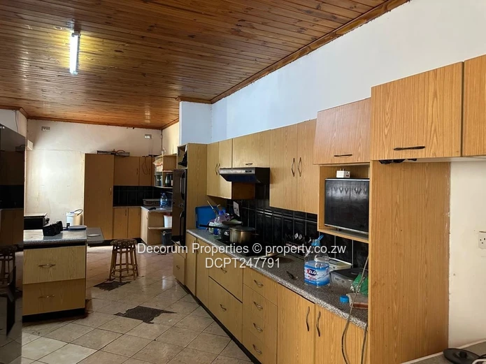 Spacious 5-Bed Home  in Bluff Hill