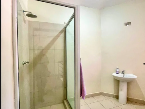 6 Bedroom Flat & Apartment