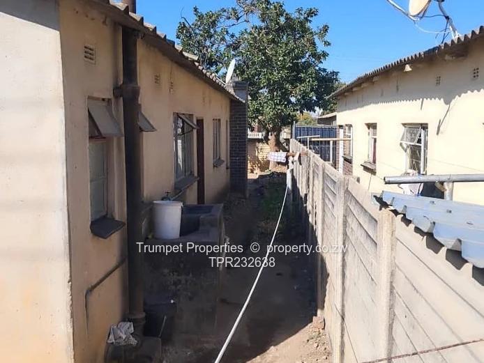 Walled 5-Bed Home with Verandah in Sunningdale