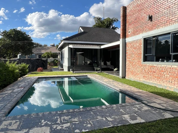 Beautiful Home 200 metres from Lomagundi Road