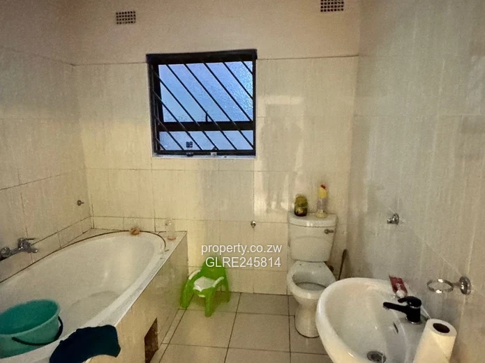 Stylish 4-Bed in Madokero - Borehole & Island Kitchen