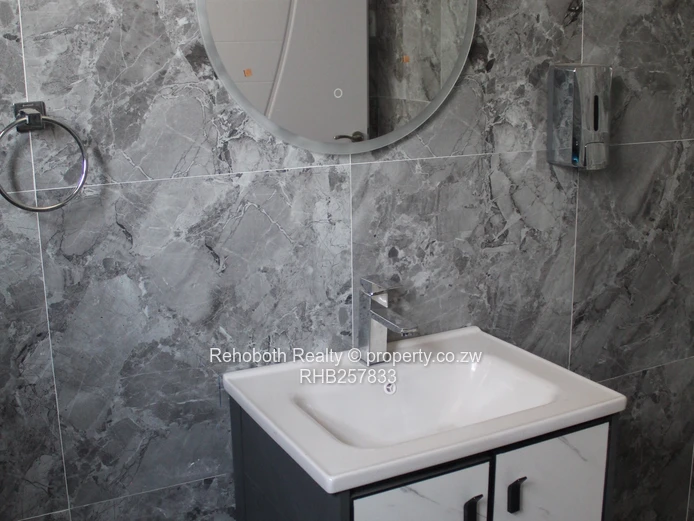 Contemporary 4-Bed Marlborough Flat with Borehole