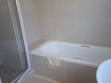 2 Bedroom Flat & Apartment