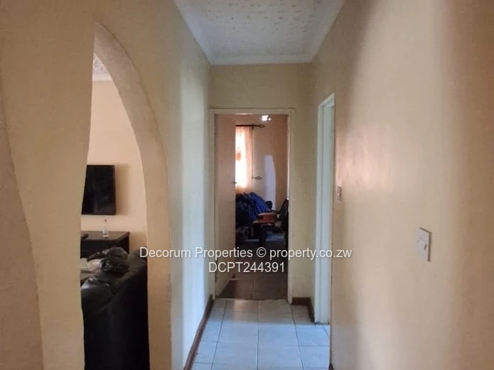 Cozy 4-bed with paved yard in Zimre Park