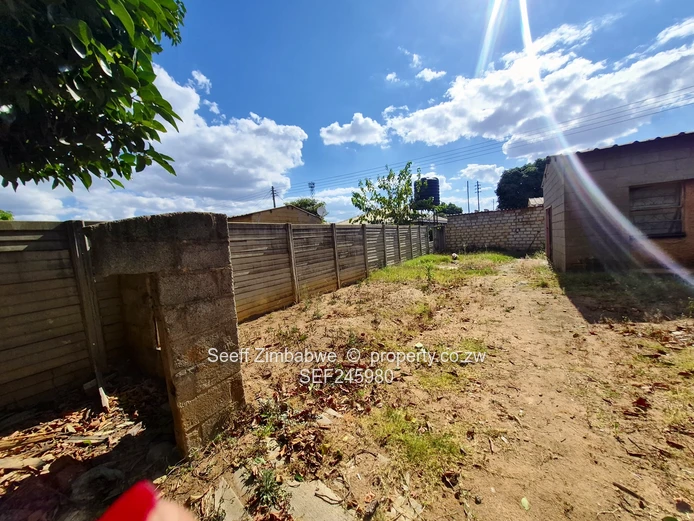Chitungwiza 2-Bed Fixer on 350m²  (Sole Mandate)
