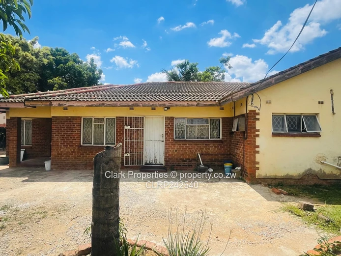 4-Bedroomed Fix-Me-Upper: A Great Investment (Sole Mandate)