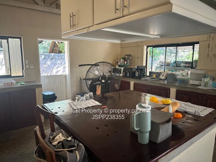 Leafy 3 Bed Victoria Falls Home with Flatlet & Garden Verandah