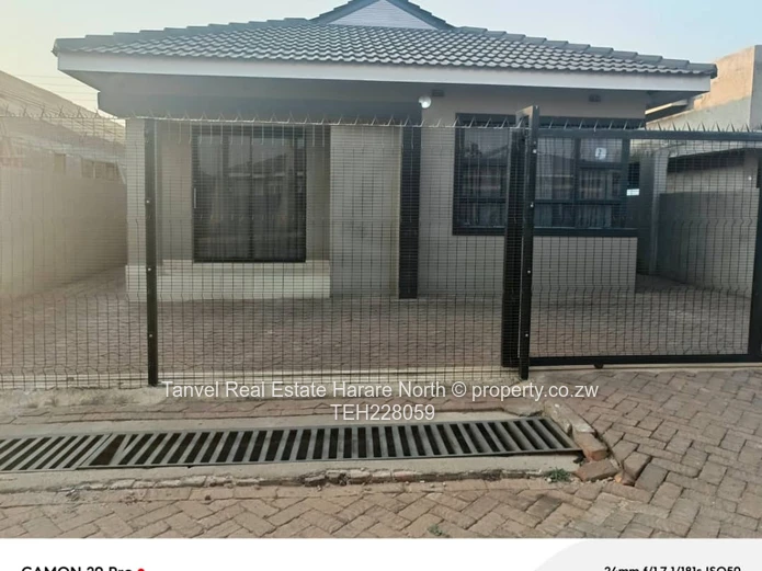 A Captivating house in Aspindale park With 4 beds,mes,lounge, dining,modern fitted kitchen.