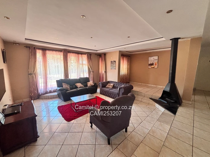 Spacious 5-Bed Bluff Hill Home — Large Kitchen, Borehole