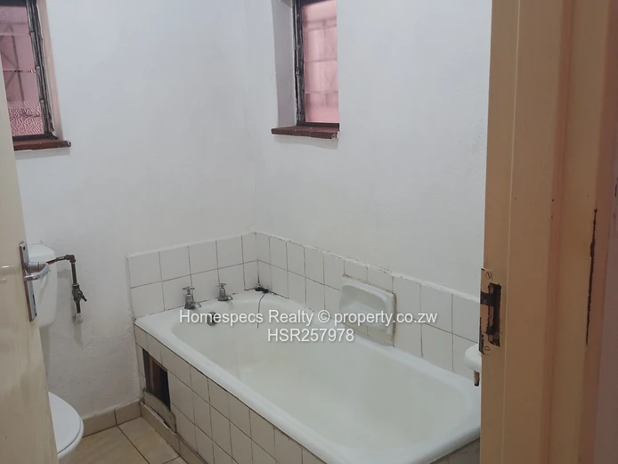 1-Bed Ground Floor Flat in Avenues — Borehole & Secure
