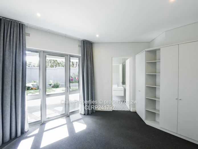 Refined Off-Grid Living in an Exclusive, Upmarket Complex!