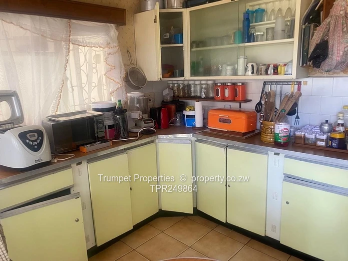 Spacious 5-Bed Family Home on 4,314m² with Pool – Hatfield
