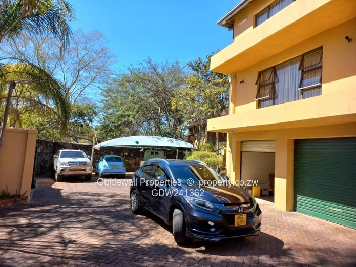 Spacious 6 bed double storey for sale in Glenlorne