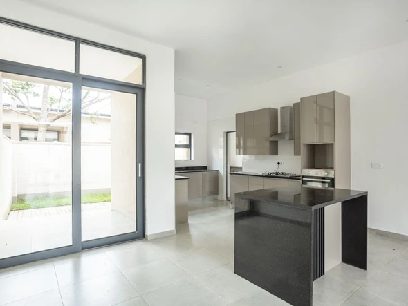 3 Bedroom Flat & Apartment