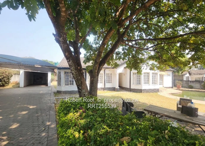 4 Neat Bedroom House with a Swimming Pool for Rent in Sentosa