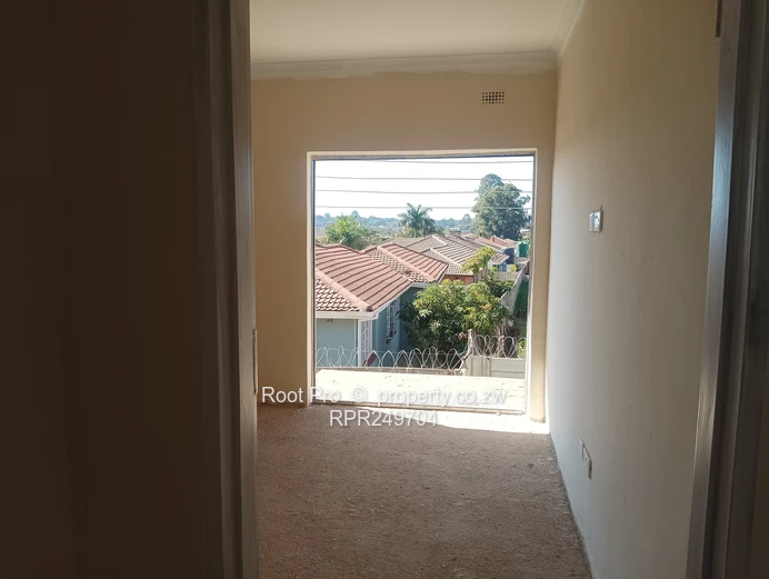 FOR SALE ASHDOWN PARK NEWLY BUILT 2 Bed GARDEN FLAT