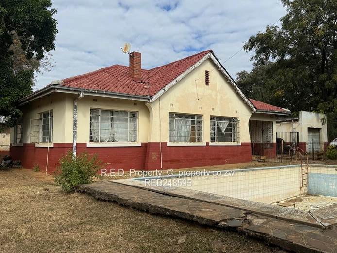 Unlock the Potential of this Famona property!