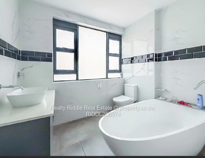 Stunning 6 bedrooms house in Mt Pleasant heights phase 1