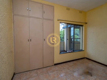 2 Bedroom Flat & Apartment