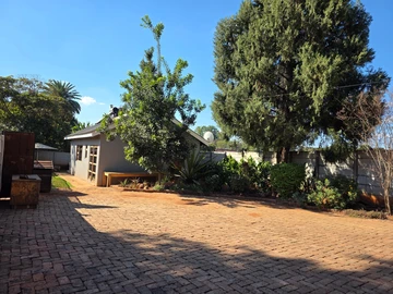 Charming 2-Bed Garden Flat in Greendale North with Pool & Solar (immediately available)