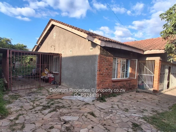 Cozy 4-bed with paved yard in Zimre Park