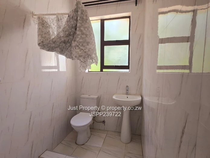 Modern 4-Bed Flat - Open Plan & Borehole in Gletwin Park