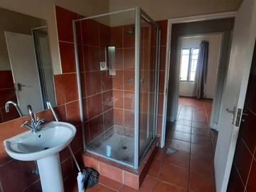 2 Bedroom Flat & Apartment