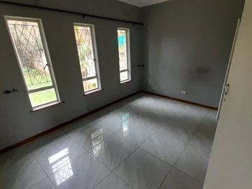 2 Bedroom Flat & Apartment
