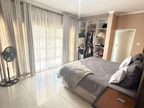 6 Bedroom House