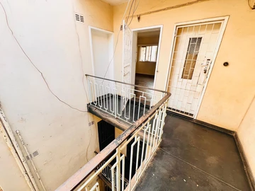 2 Bedroom Flat & Apartment