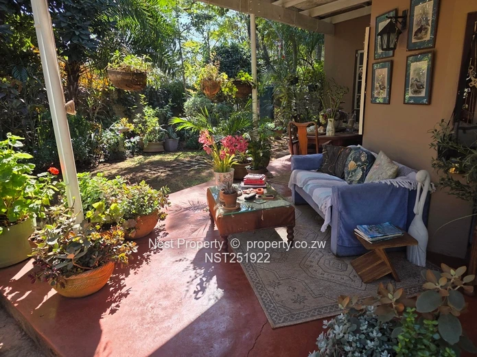 Charming Home + 2 Bed Cottage in Glen Lorne!