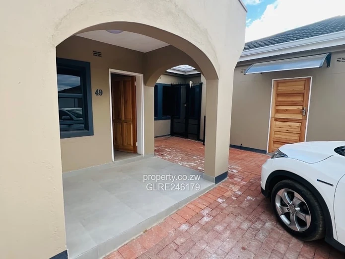 Modern 4-Bed Bluff Hill House with Borehole & Driveway
