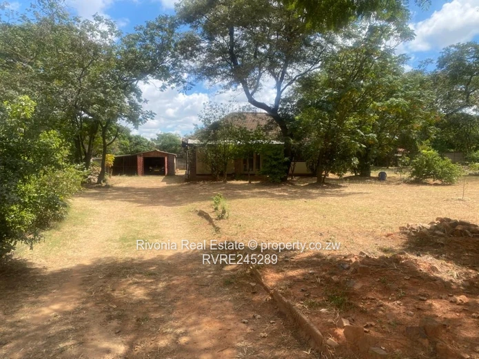 Walled 3-Bed Home with Spacious Garden  (4300m²) – Waterfalls Park town