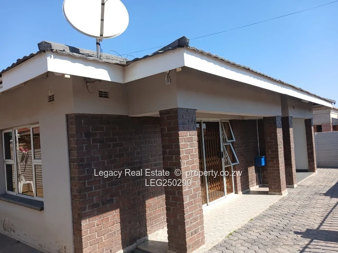 Madokero 3-Bed Brick Home - Borehole & Bright Lounge