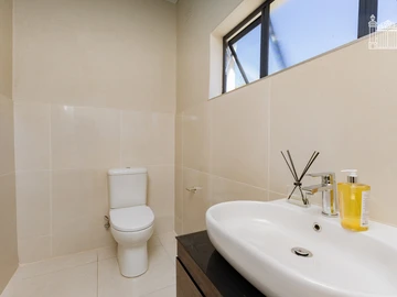 2 Bedroom Flat & Apartment